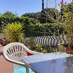 Bel Avec Grande Terrasse Ensoleillee Et Jardin Apartmán *