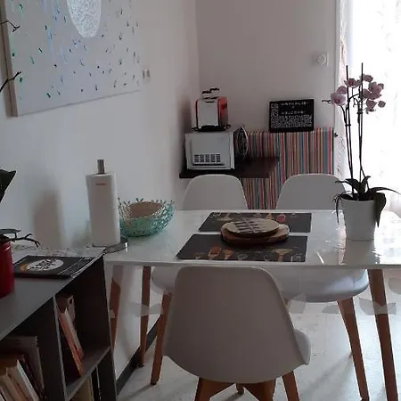 Bel Avec Grande Terrasse Ensoleillee Et Jardin Apartmán