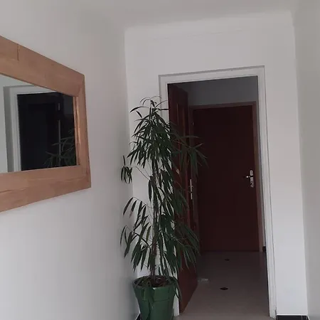 Bel Avec Grande Terrasse Ensoleillee Et Jardin Apartmán *