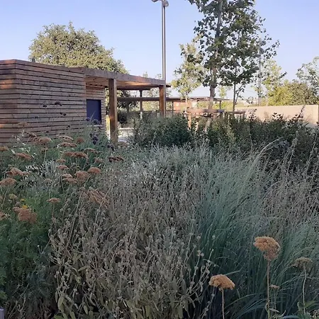 Bel Avec Grande Terrasse Ensoleillee Et Jardin דירה פרפיניין
