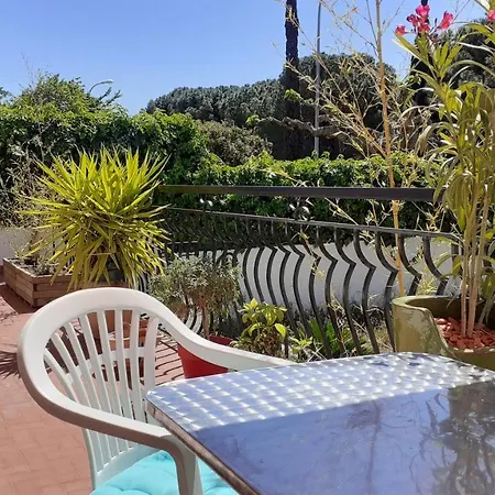 Bel Avec Grande Terrasse Ensoleillee Et Jardin Apartmán *
