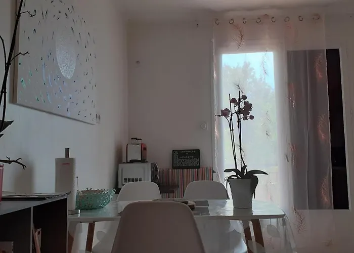 Bel Avec Grande Terrasse Ensoleillee Et Jardin 公寓 *