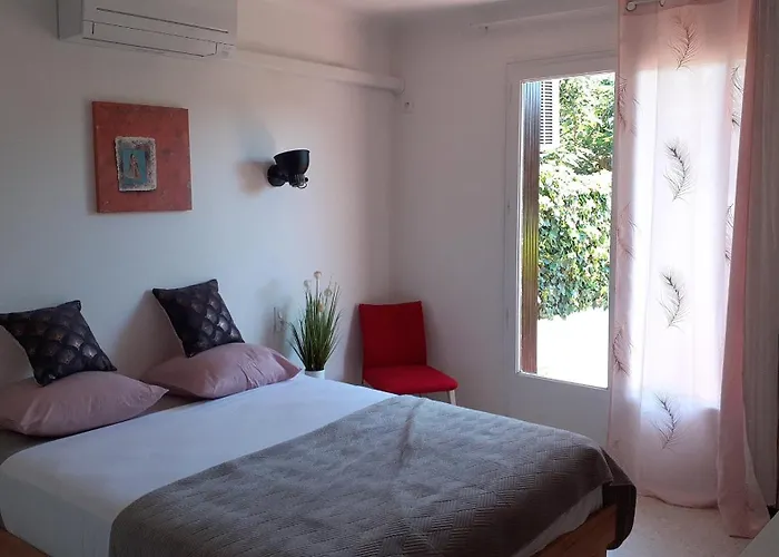 Bel Avec Grande Terrasse Ensoleillee Et Jardin 公寓